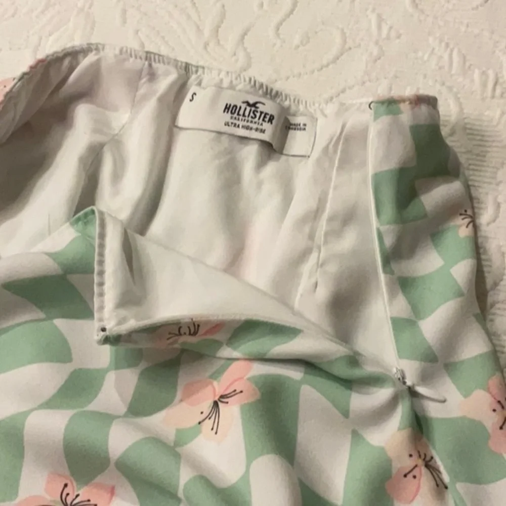 Hollister Green and Pink Floral Skirt. Small. Lined. Side zip.